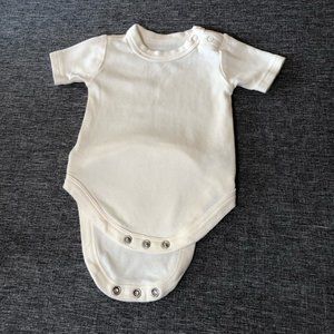 GOUMI - short sleeve onesie with back snaps - Size 0-3 - Cream - NWOT